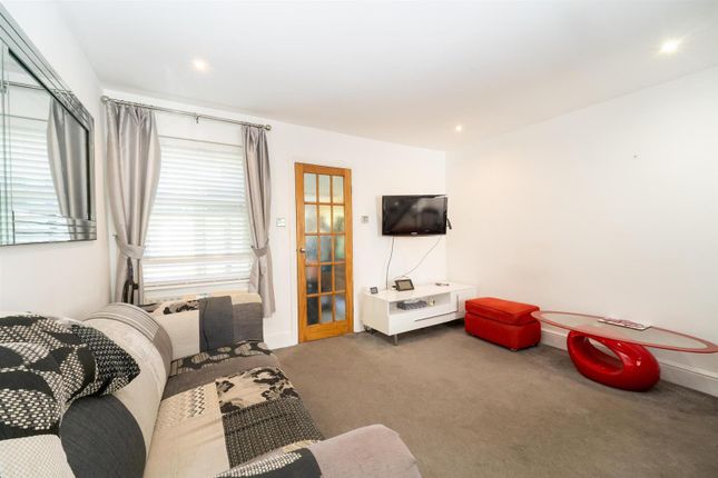 52, Malden Road, Borehamwood photo 3