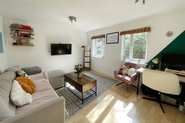 17, Woodlands Court, SANDHURST photo 3