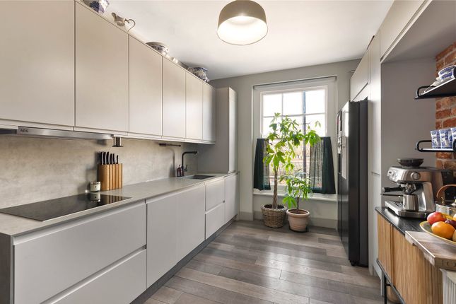 Flat 70,, Cambridge Mansions, London photo 3