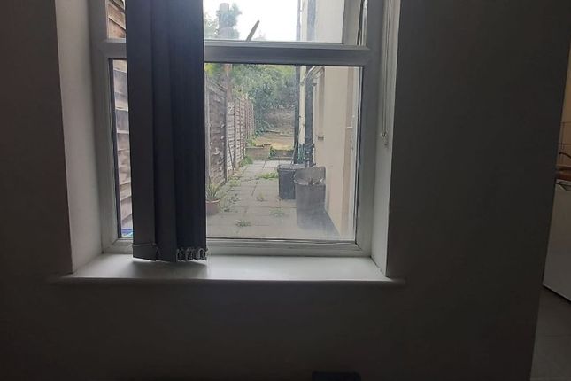 Room 2, 90 Murillo Road, London photo 3
