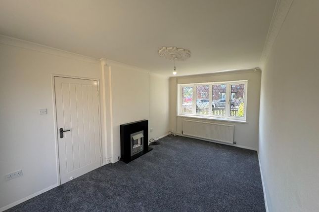 61, Long Crest, Pontefract photo 2