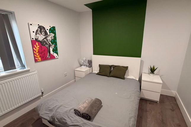 Flat 2, QC , Queens Crescent, London photo 3