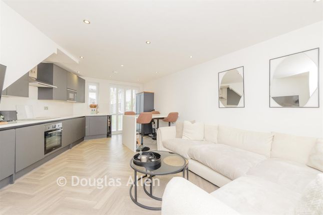 4A, Arrowsmith Path, Chigwell photo 3