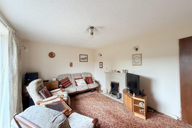 18, Beverley Close, Ashton-Under-Lyne photo 3