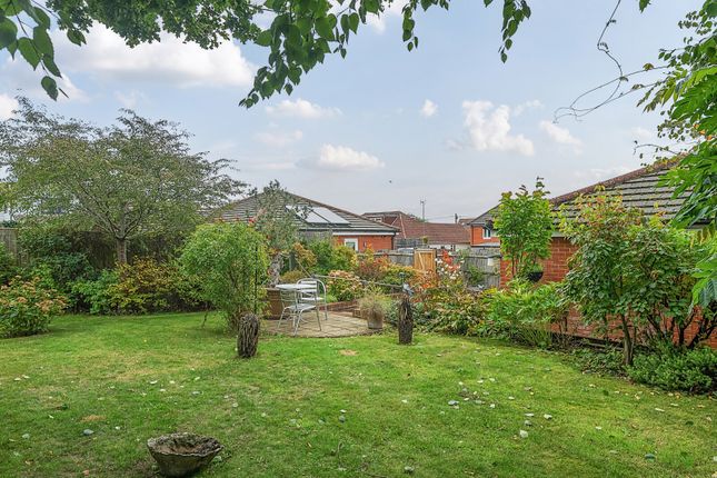 1, Stanley Close, Farnham photo 2