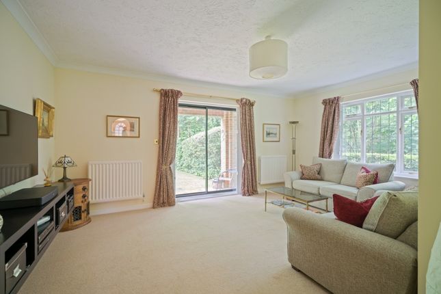 7 Laurel Court, Long Park, Amersham photo 3