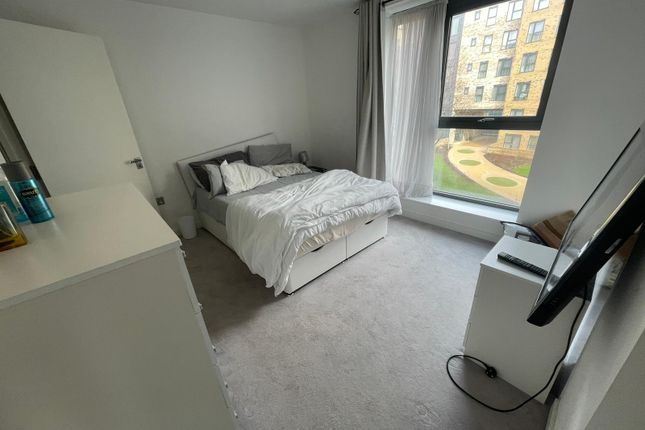 Flat to rent in Singapore Road, London