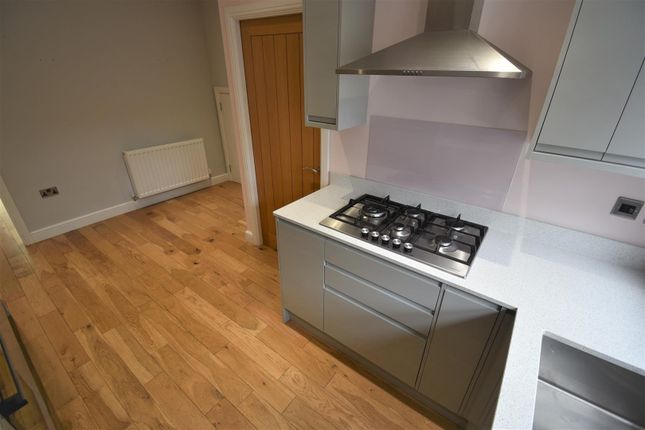 8, Laund Croft, Huddersfield photo 4