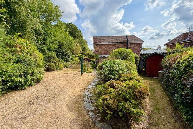 24, Yaverland Drive, BAGSHOT photo 3