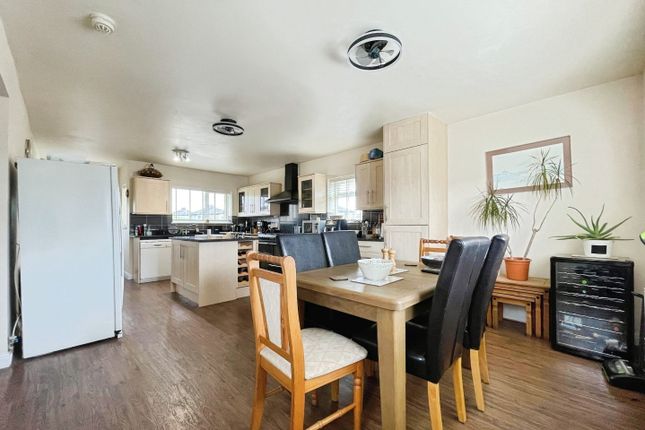 23, Plumpton Walk, Bradford photo 3