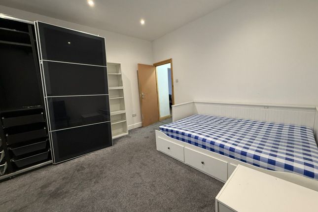 One Bedroom Flat Close To Ilford Station Ideal For Working Couples- 1550 Pcm