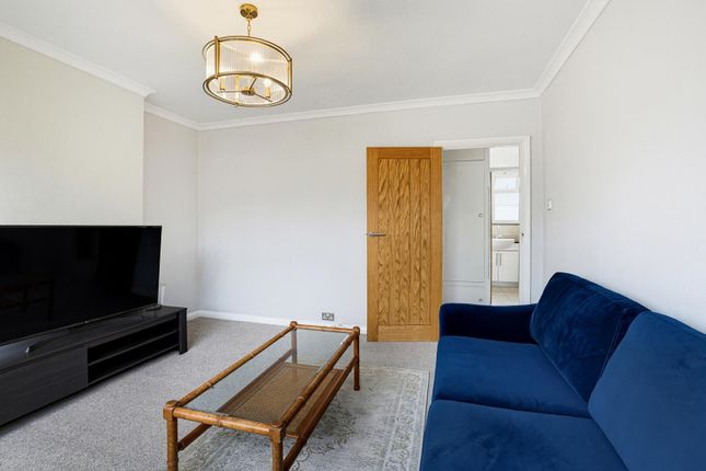 40, St. Catherines Court, Bedford Road, London photo 4