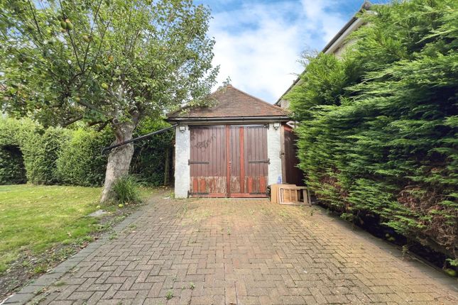 Garage/ Driveway