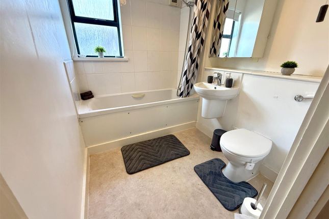 Apartment 8, 11 Paget Road, Barry Island photo 4