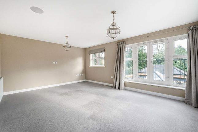 29, Queenswood Crescent, Egham photo 2