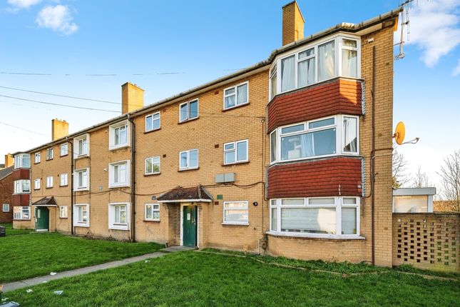 Thumbnail Flat for sale in Chadwell Avenue, Cheshunt, Waltham Cross
