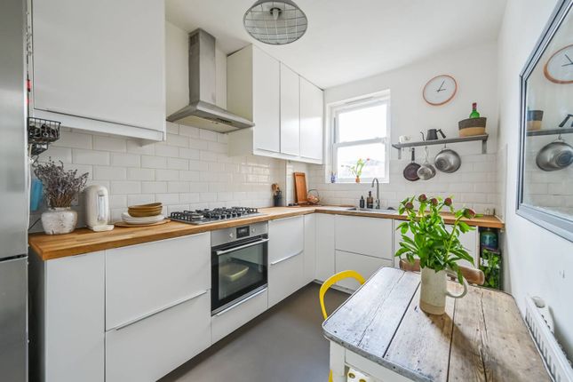 Flat to rent in Terront Road, Harringay, London