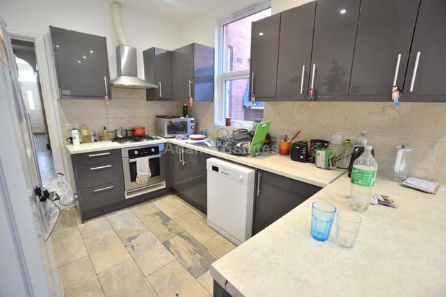 Terraced house to rent in London Road, Reading