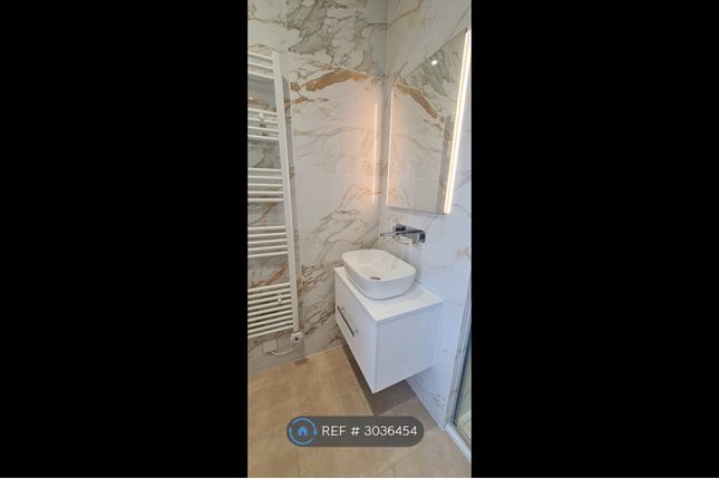 Apartment  A Trinity Road, Tooting Bec, London photo 5