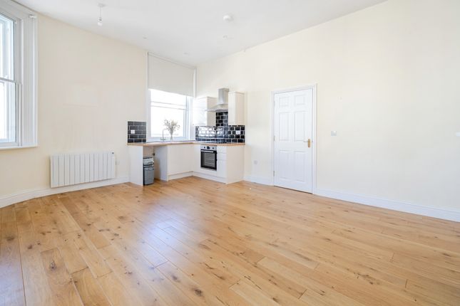 Flat 2, Kensington House, 20, High Street, Gloucestershire photo 4