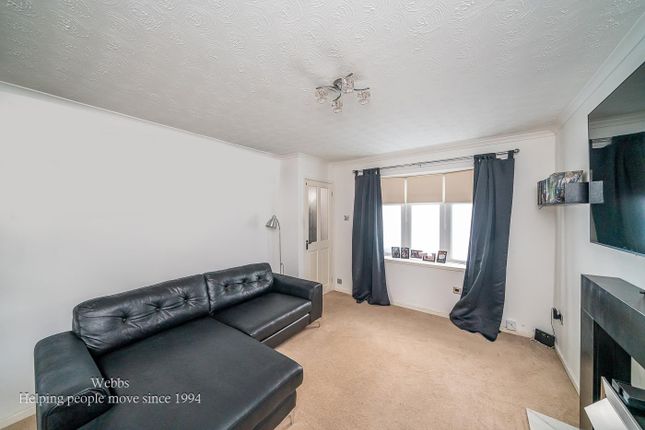 8, Penderell Close, Featherstone, Wolverhampton photo 3