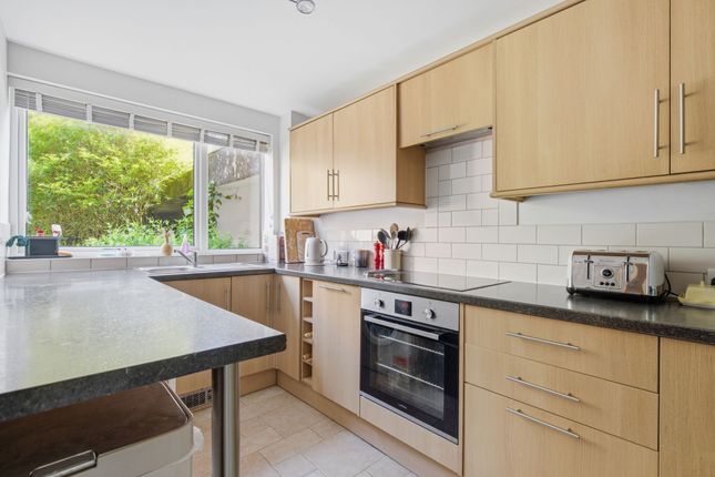 5 Troon Court Cardwell Crescent, Ascot photo 4