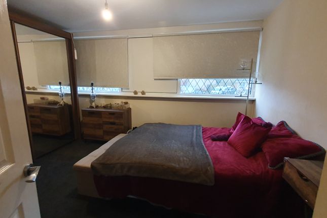 21, Hazelcroft, Bradford photo 5