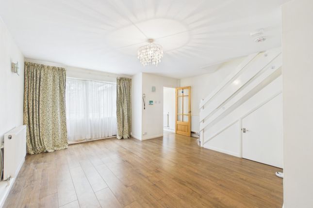 Bardolph Avenue, Surrey photo 2