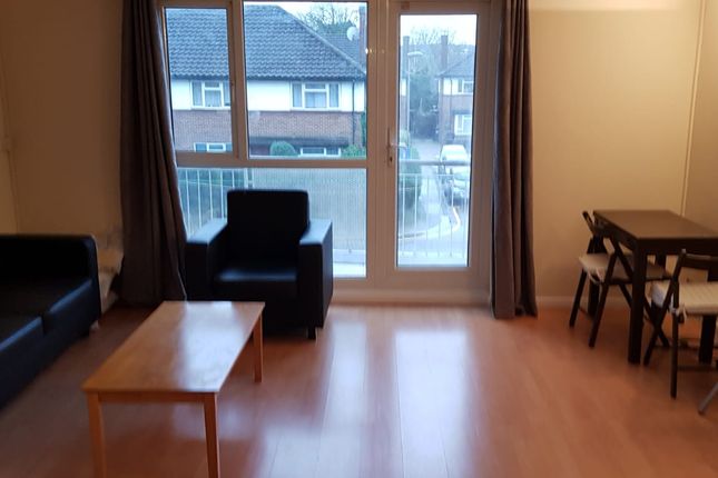 Flat to rent in Victoria Grove, North Finchley
