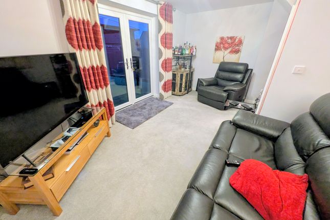 41, Harrowins Farm Drive, Bradford photo 2