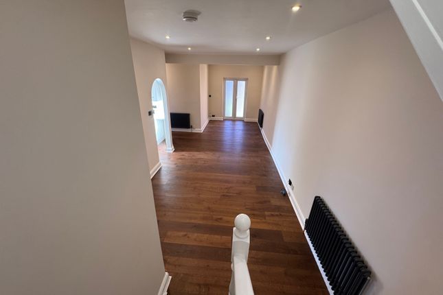 Flat 2, 4, Elm Park, Stanmore photo 4