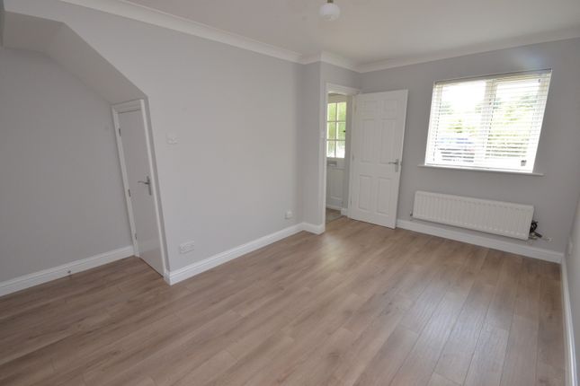 6, Nichols Close, Chessington photo 2