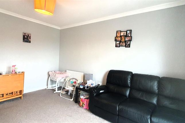 Flat for sale in Yeoman Drive, Staines