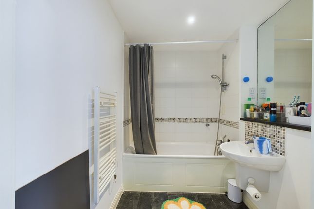 9 Ashcombe Court,, London Road, Surrey photo 4