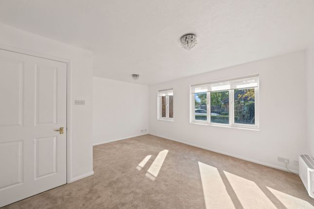 Flat 1, 27 Cotswold Way, Worcester Park photo 2