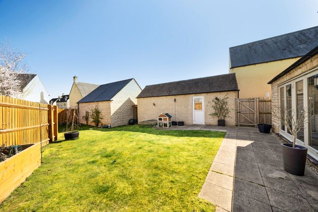 4, Honeybone Close, Fairford photo 2