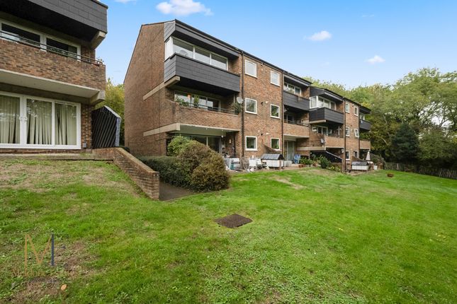 2-bed flat on 17 Lance Croft, Longfield, £200,000