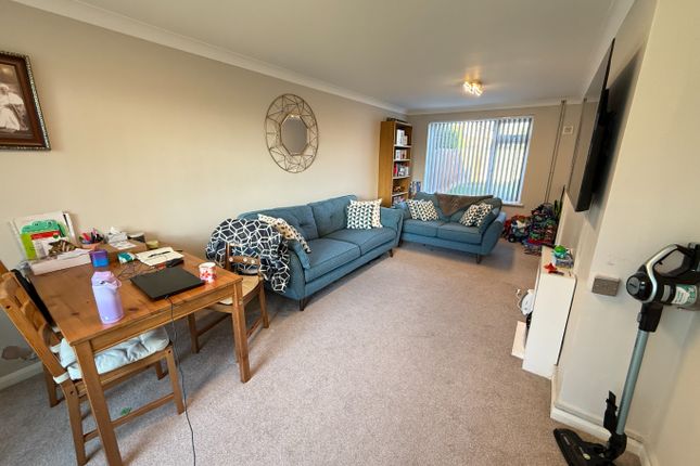 13 Cherrytree Walk, Houghton Regis, Bedfordshire photo 3
