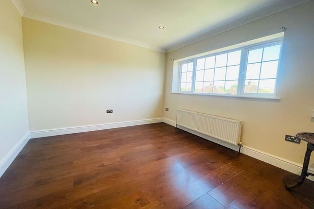 Flat to rent in Fellowes Close, Garston, Watford