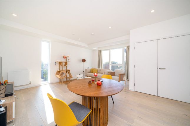 Flat 14, 102, West Ham Lane, London photo 4