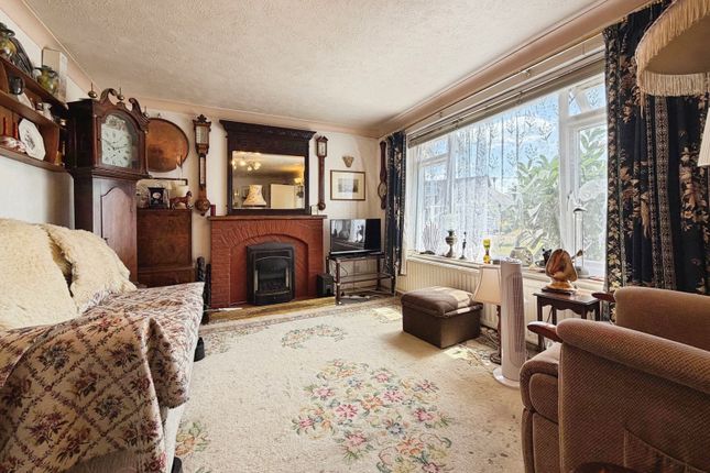 7, Robin Close, Ash Vale photo 3