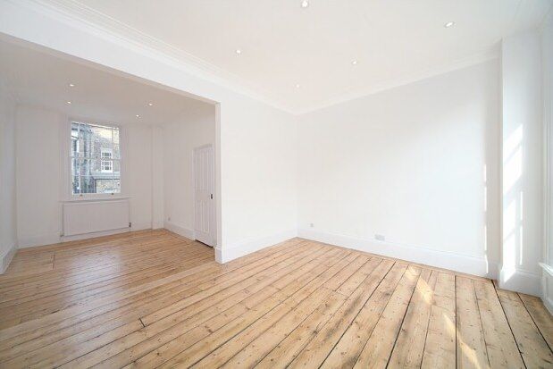 Town house to rent in Cambridge Street, London