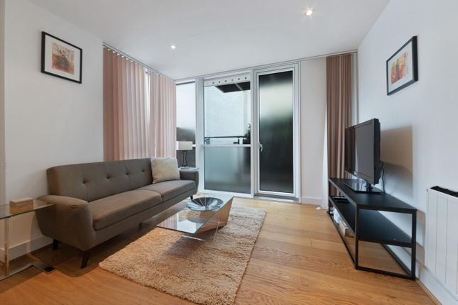 Flat to rent in Christopher Court, Leman Street, London