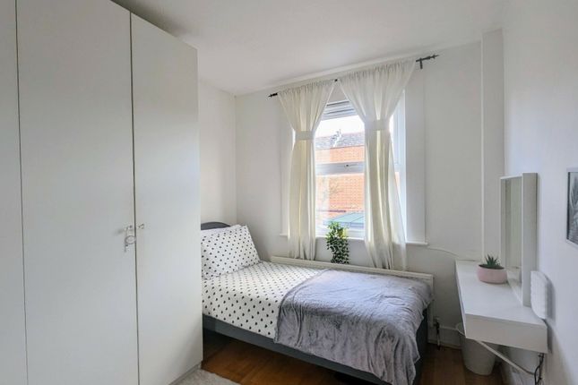Thumbnail Room to rent in Hawthorn Road, London