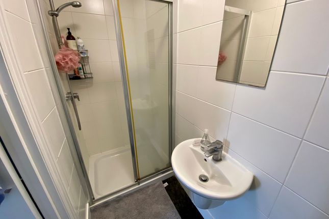 Flat 13, St. Andrews House 22-28 High Street, Epsom photo 5