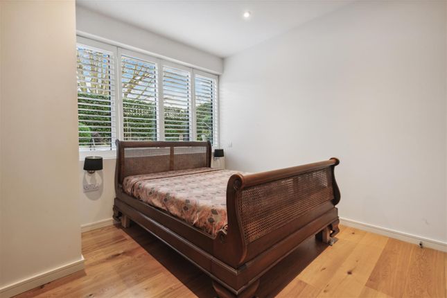 Flat to rent in Southfield Road, London