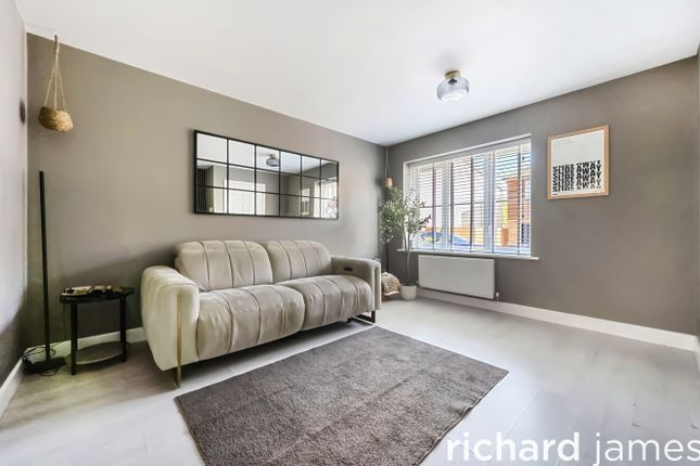 26, Crosstrees, Royal Wootton Bassett photo 2