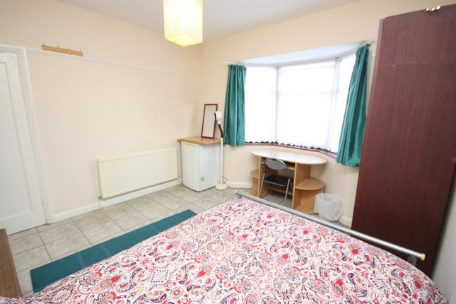Room to rent in Hoylake Road, East Acton, London