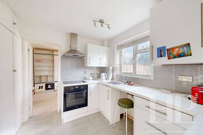 14 Broomdashers Road, Crawley photo 3