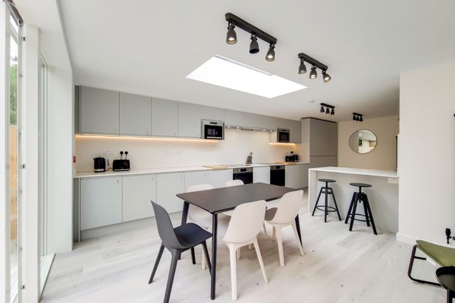 14, Hospital Way, London photo 4